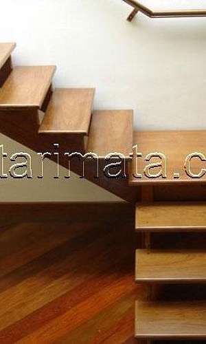 Escada de madeira com patamar  Escada de madeira com patamar