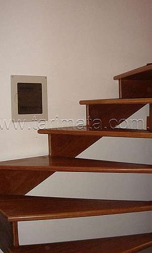 Escada de madeira maciça Escada de madeira maciça